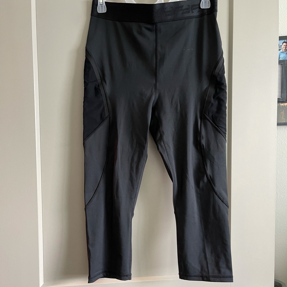 WOMEN’S Fabletics Capri Leggings